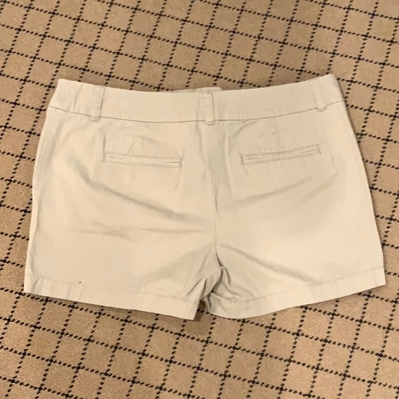 LOFT Outlet Women’s Khaki Shorts - Picture 3 of 4